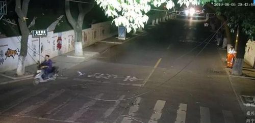 三根電線電纜在馬路上