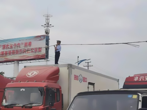 交警奮不顧身,托舉電纜保暢通的行為,受到現(xiàn)場(chǎng)群眾的一致稱(chēng)贊